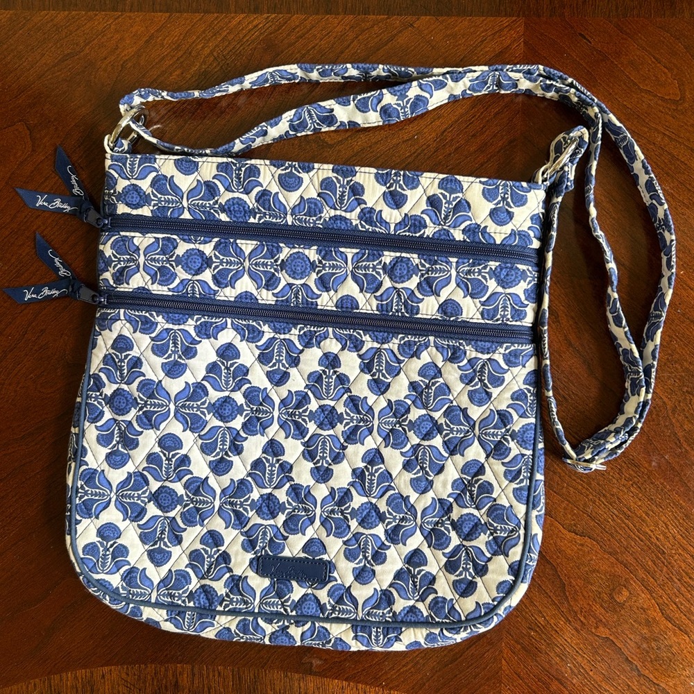 Vera Bradley blue and white pattern bag